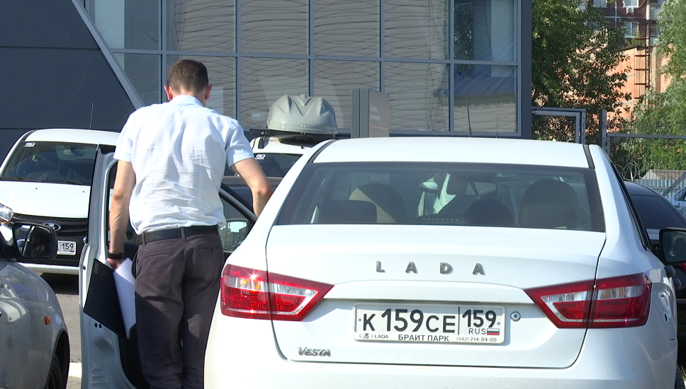 «Небольшой ряд»: остались ли в пермских автосалонах Lada Vesta?