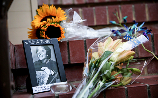 Цветы и фотография актера на мемориале в Сан-Франциско