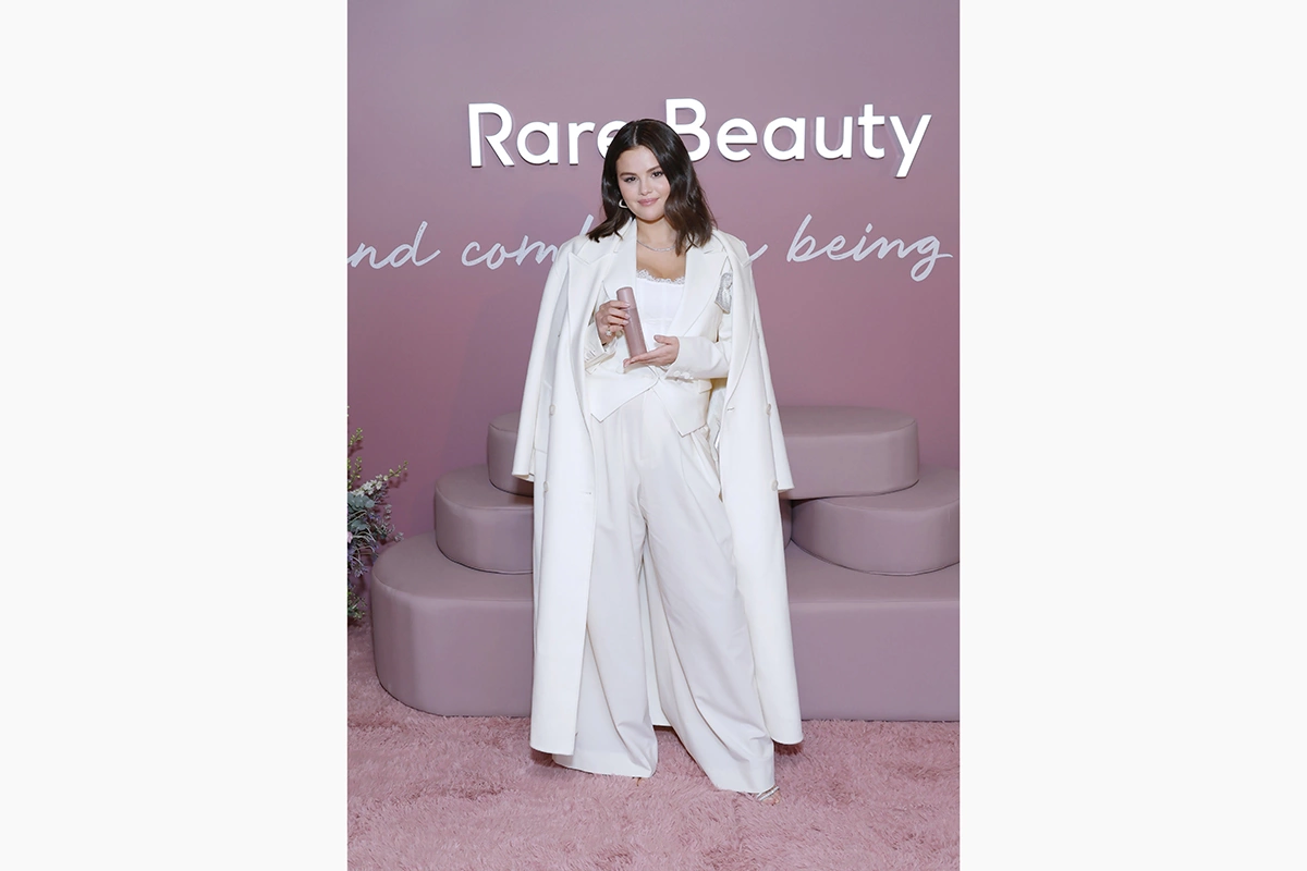 <p>Селена Гомес на запуске новой коллекции Find Comfort Body бренда Rare Beauty в Беверли-Хиллз, 10 января 2024 года</p>