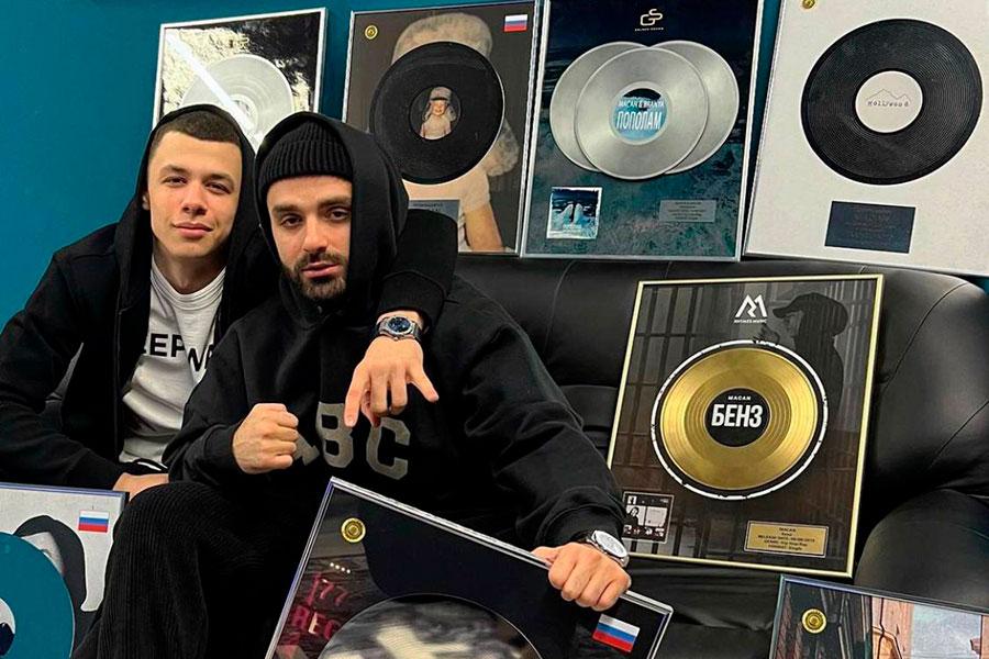 Андрей Косолапов (Macan) на фоне наград за свою музыкальную деятельность