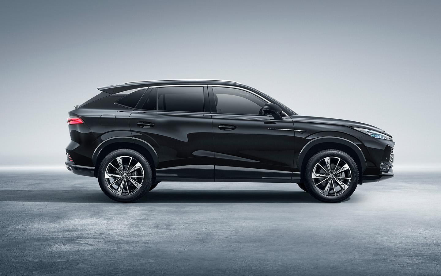 Новый флагман и перелицованный MG. КАМАЗ представил две модели «Москвича»