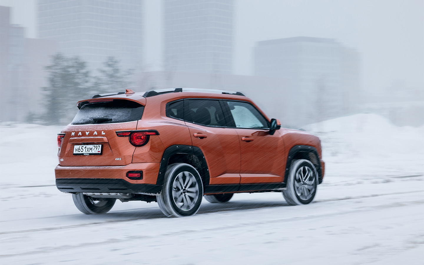 На дороге Haval H7 заметно собраннее своего собрата&nbsp;H3, он едет лучше и приятнее. Благо и недостатка тяги вовсе&nbsp;нет, что подтверждает максималка: модель непринужденно разгоняется за 200