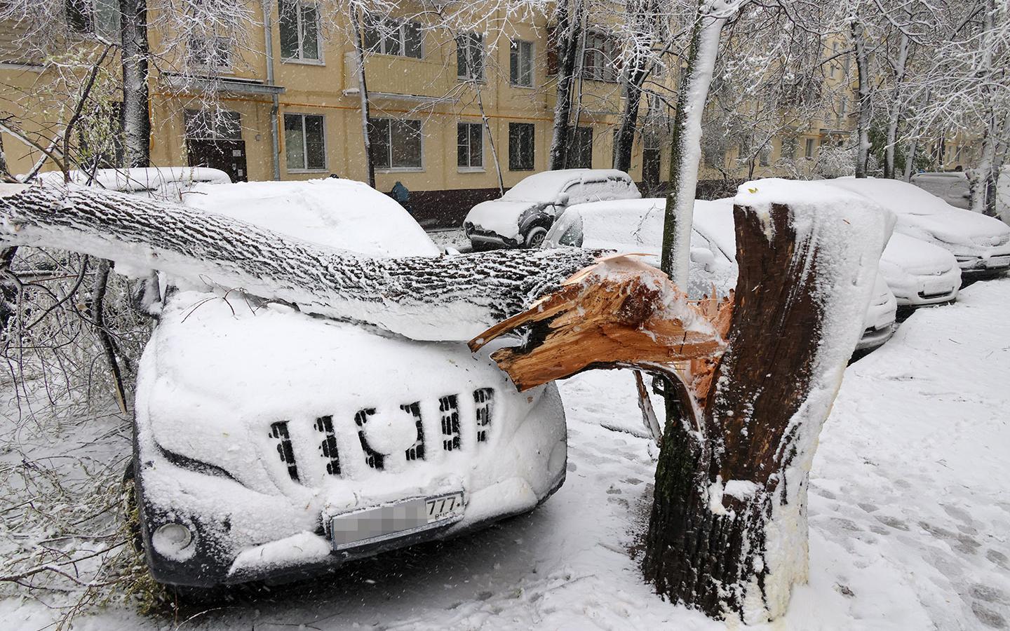 С этими последствиями снегопада столкнулись водители в Москве. Фото