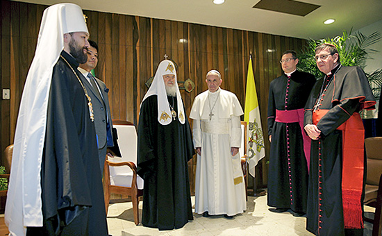Патриарх московский и всея Руси Кирилл и папа римский Франциск (в центре) с сопровождающими их священниками