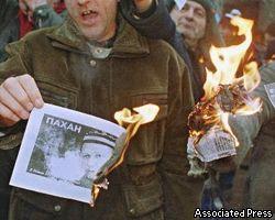 Митингующие в центре Киева требуют отставки Л. Кучмы 