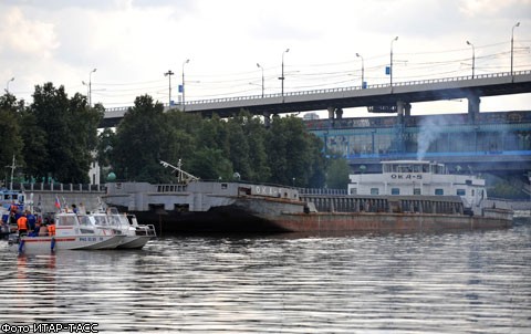 На Москве-реке катер столкнулся с баржей: есть погибшие