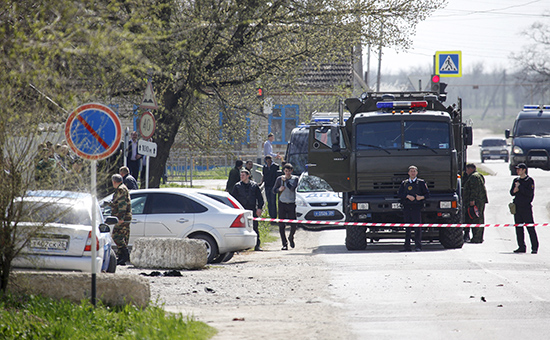 Сотрудники полиции на&nbsp;месте ​нападения террористов-смертников на&nbsp;Новоселицкий райотдел полиции 11 апреля 2016 года


