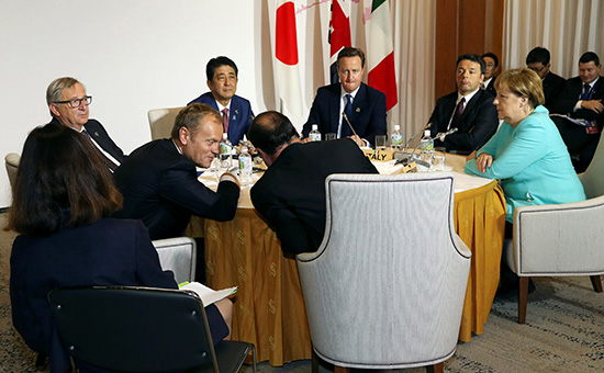 За столом (слева направо):&nbsp;председатель Европейского совета Дональд Туск, премьер-министр Японии Синдзо Абэ, президент Франции Франсуа Олланд, премьер-министр Великобритании Дэвид Кэмерон, премьер-министр Италии Маттео&nbsp;Ренци и канцлер Германии Ангела Меркель во время саммита G7. Япония,&nbsp;26 мая, 2016 года
