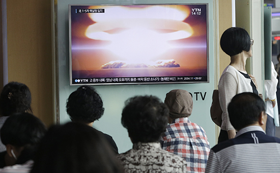 Жители Сеула смотрят новости о&nbsp;ядерных испытаниях в&nbsp;Северной Корее
