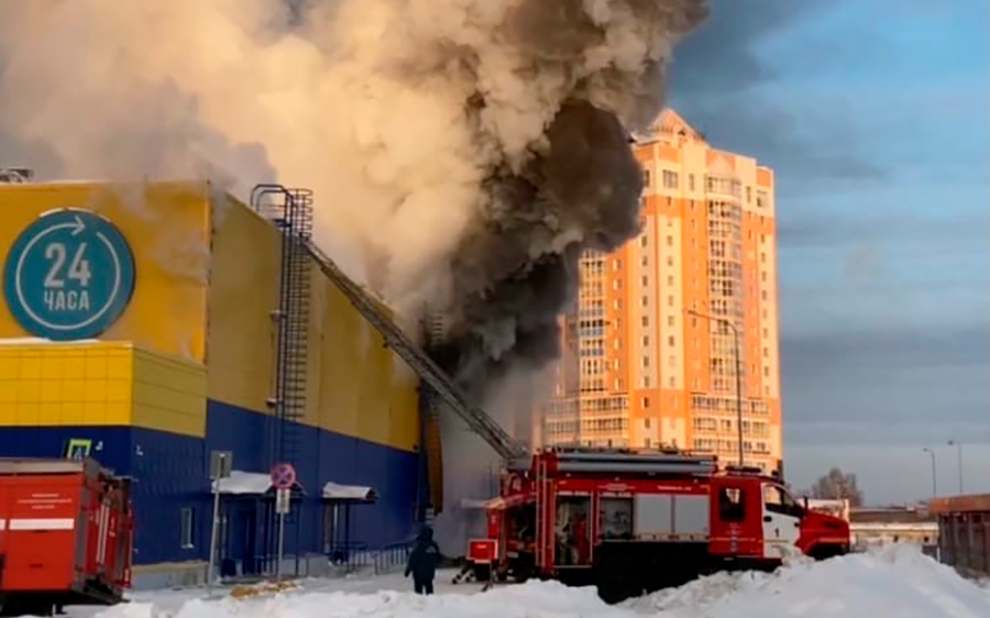 Гипермаркет «Лента» полностью загорелся в Томске