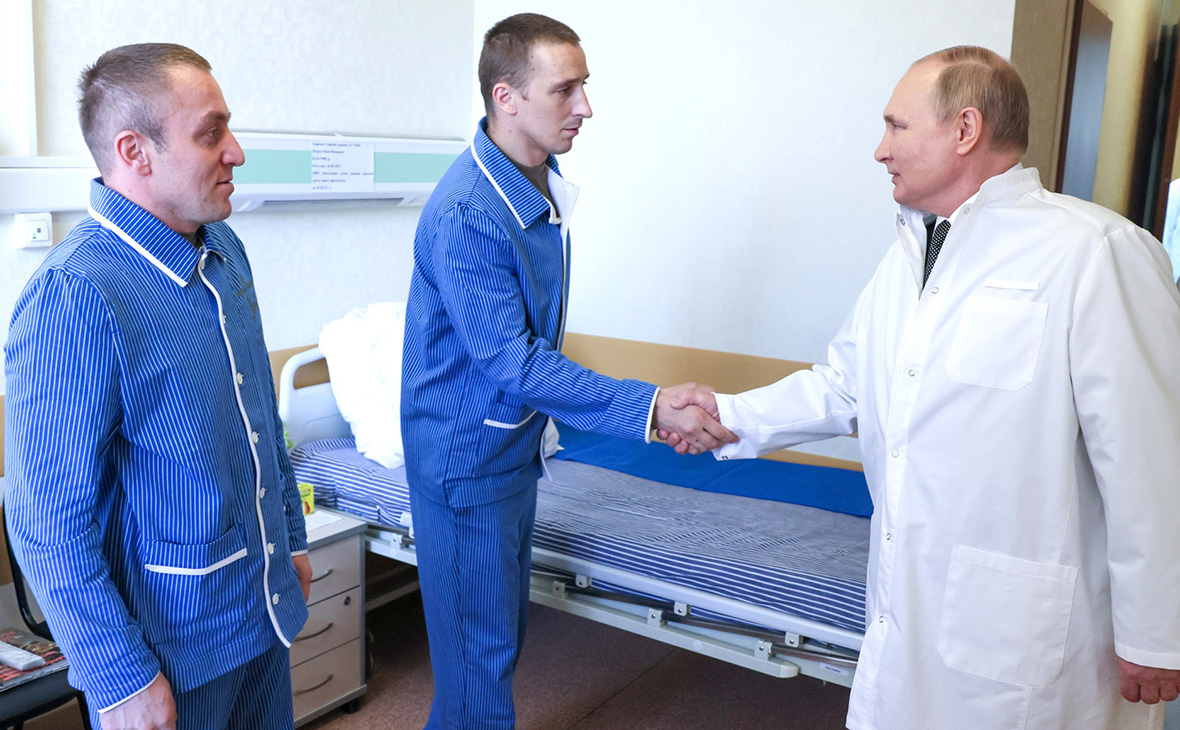 Владимир Путин в ходе посещения Центрального военного клинического госпиталя имени П.В.Мандрыка.