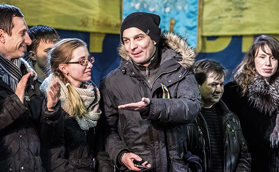 Кандидат на пост главы комитета по люстрациям, активист Егор Соболев (в центре) во время выступления на площади Независимости в Киеве. Октябрь 2014 года