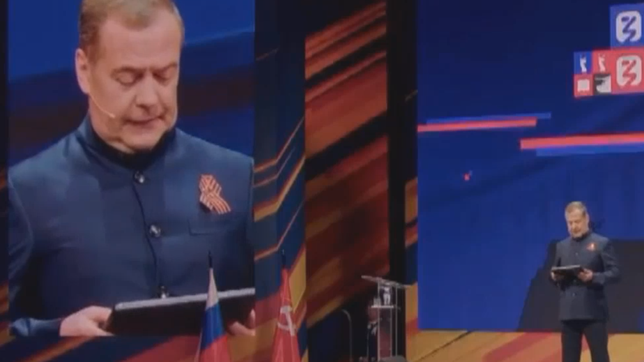 Медведев показал школьникам мемы и цитату о «своре хрюкающих подсвинков»