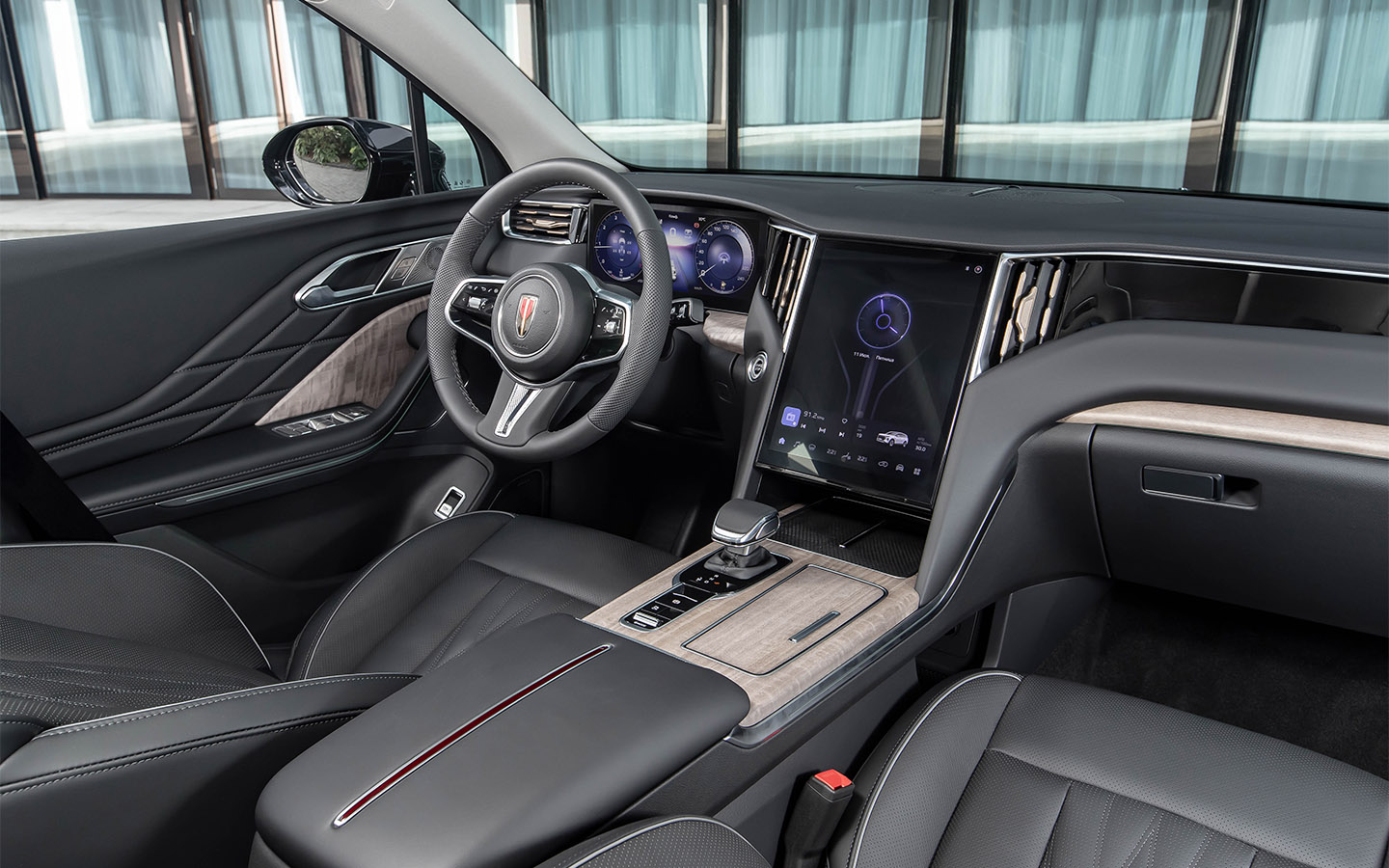 Салон Hongqi HS7 не перегруженный и минималистичный. На сиденьях — кожа Nappa, на торпедо и консоли — натуральный шпон из эвкалиптового дерева. Есть даже пуфики на креслах для увеличения длины подушки. В целом — весьма удобный и комфортный