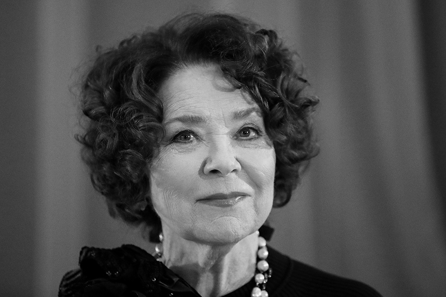 Актриса театра и кино Лариса Голубкина умерла 22 марта в возрасте 85 лет.

Смерть наступила после продолжительной болезни. По данным источника ТАСС, у актрисы была рак&nbsp;&mdash; лимфоплазмоцитарная лимфома и сопутствующие проблемы со слухом и зрением.

Голубкина дебютировала в кино в 1962 году с главной ролью&nbsp;в &laquo;Гусарской балладе&raquo;. Среди других ее работ&nbsp;&mdash; роли в фильмах &laquo;Сказка о царе Салтане&raquo;, &laquo;Дайте жалобную книгу&raquo;, &laquo;Трое в лодке, не считая собаки&raquo;. Голубкина служила в Центральном академическом театре Российской (до 1993 года&nbsp;&mdash; Советской) армии, выступала на эстраде и была телеведущей.

Читать больше