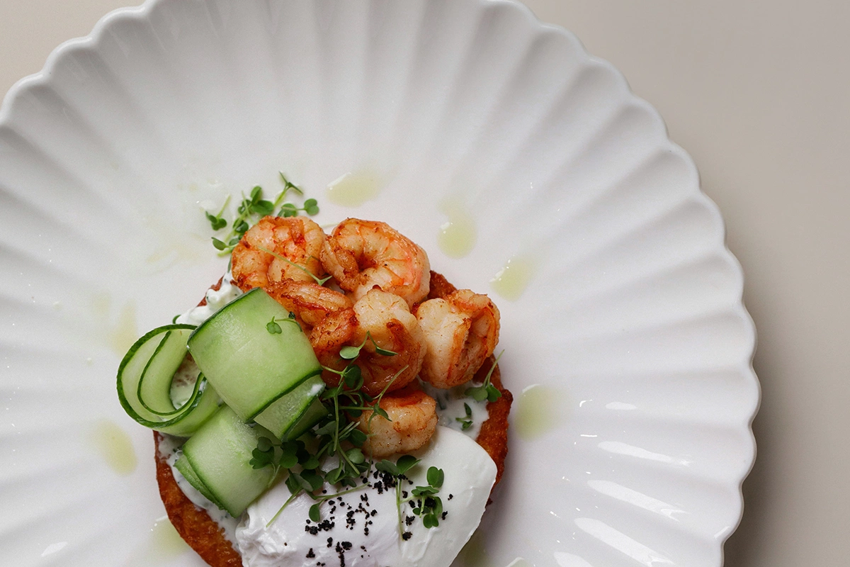 Картофельный драник с креветками, яйцом-пашот и соусом дзадзики