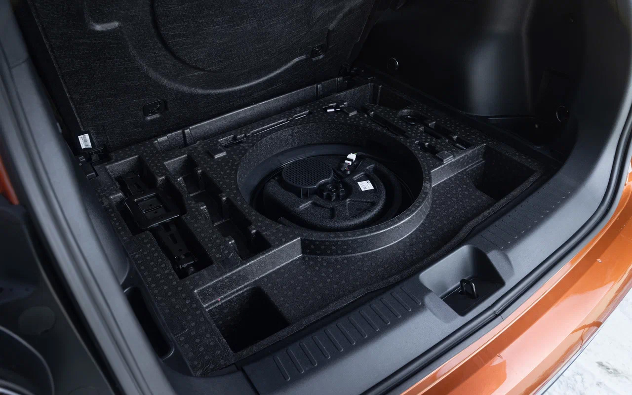 В подполье Haval H7 прячется пластиковый органайзер. Под ним&nbsp;сабвуфер и докатка 