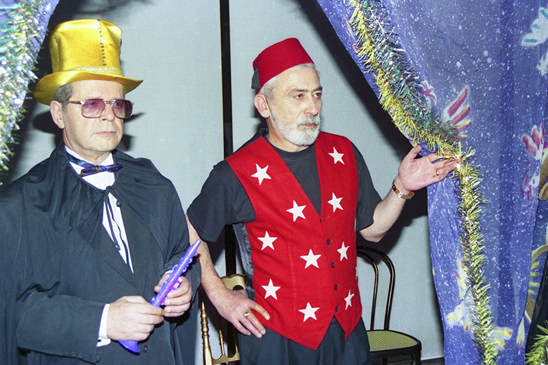 Аркадий Арканов с актером Вахтангом Кикабидзе. 2000 год