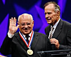 Дж.Буш наградил М.Горбачева за окончание холодной войны
