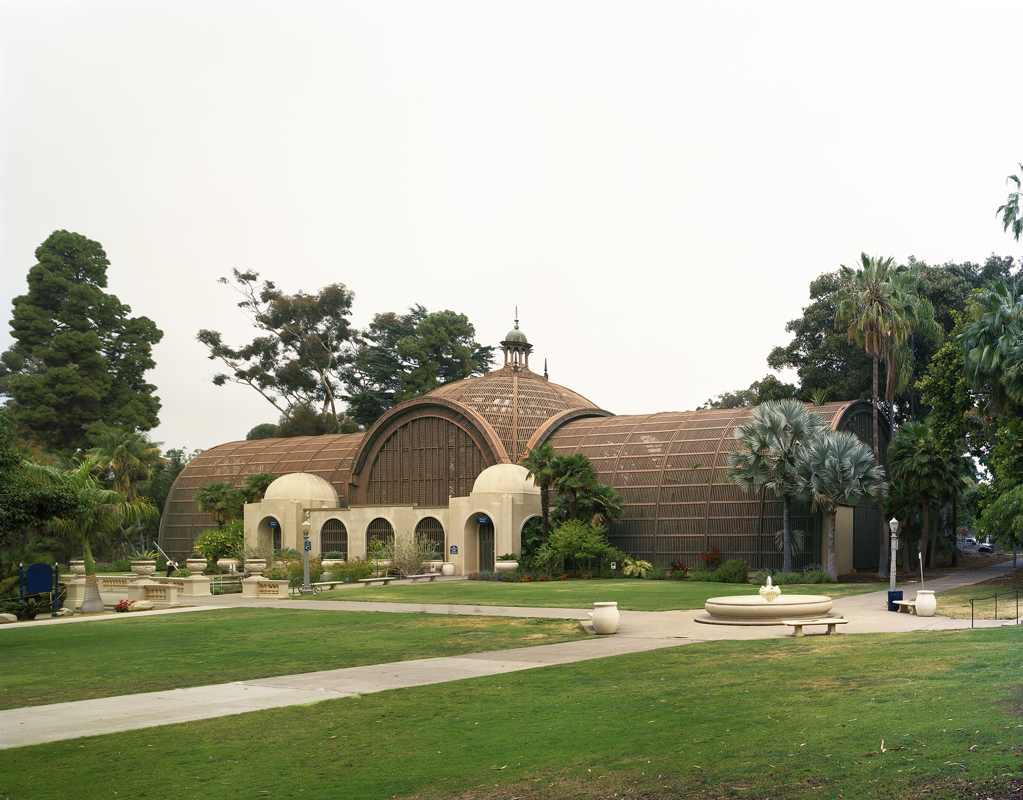 Ботанический сад со стеклянным куполом на территории парка Бальбоа в Сан-Диего был построен к Всемирной выставке в Сан-Франциско, проводившейся в 1915 году в честь открытия Панамского канала. Выставка имела большой успех, за два года ее посетили около 18 млн человек, включая американских изобретателей Генри Форда и Томаса Эдисона.

Сегодня сооружение входит в число культурных объектов парка Бальбоа, в нем расположен большой ботанический сад, включающий более чем 2,1 тыс. видов постоянных растений.
