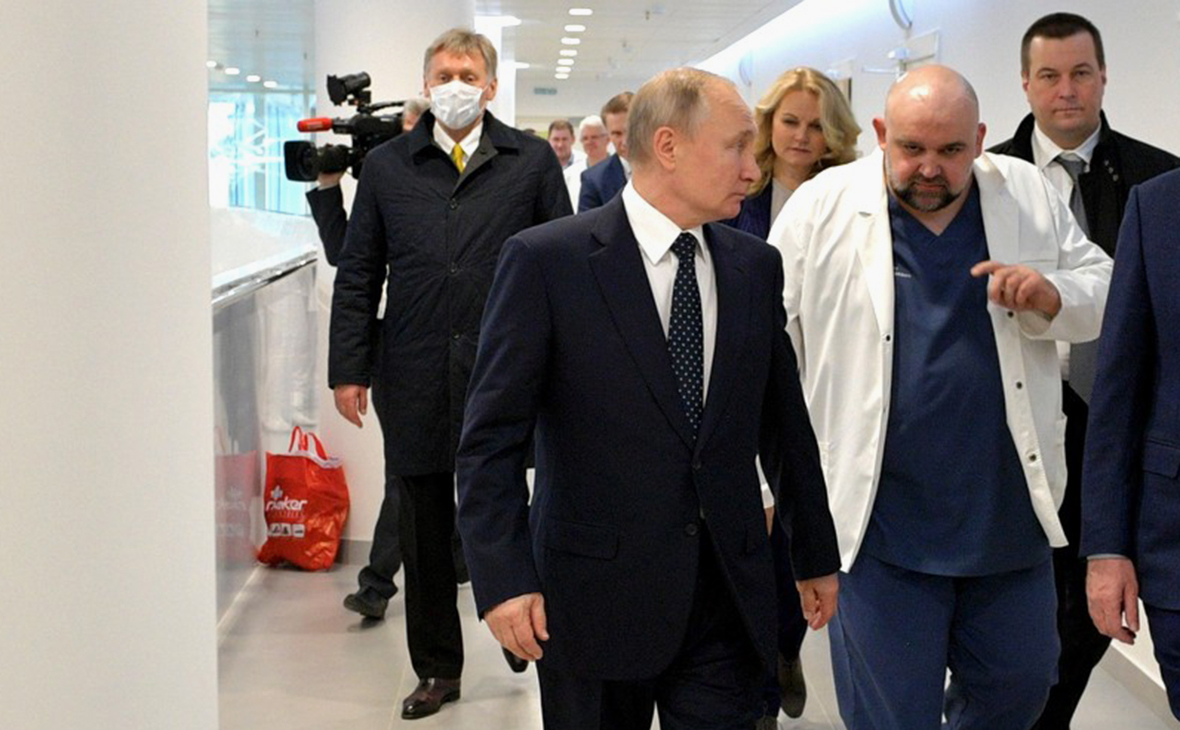 Дмитрий Песков и Владимир Путин (в центре)