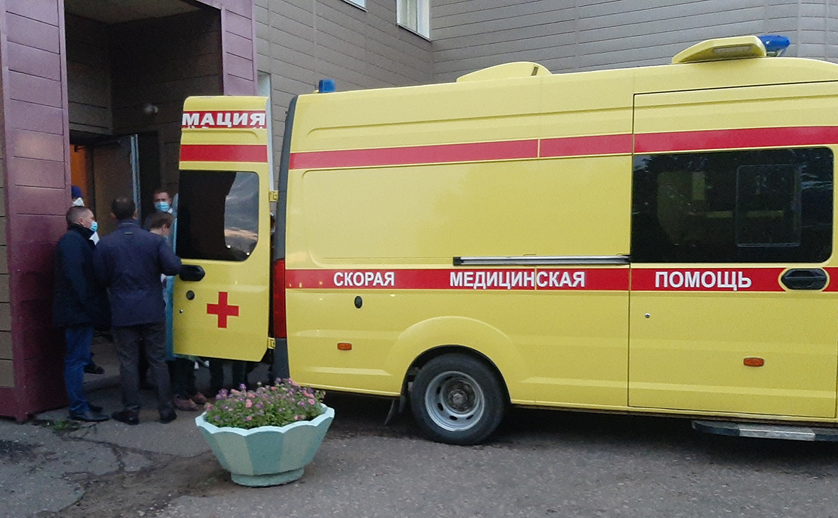 Автомобиль реанимации с Алексеем Навальным во время его транспортировки из больницы скорой медицинской помощи №1 в аэропорт города для отправки на лечение в Германию