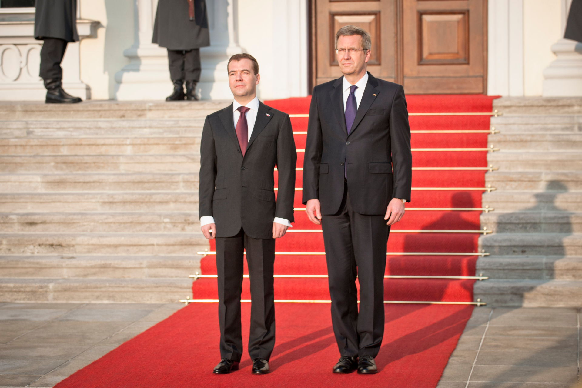 Дмитрий Медведев&nbsp;и бундеспрезидент&nbsp;Кристиан Вульф&nbsp;на обходе почетного караула в Берлине, 2011
