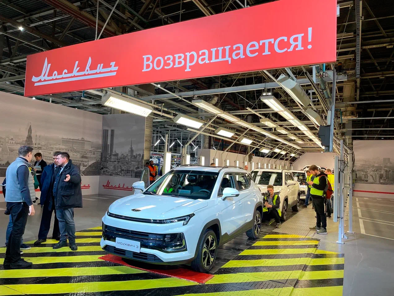 Москвич 3 какой китайский автомобиль. Москвич электромобиль 2023. Новый завод Москвич 2022. Автомобиль Москвич 3.