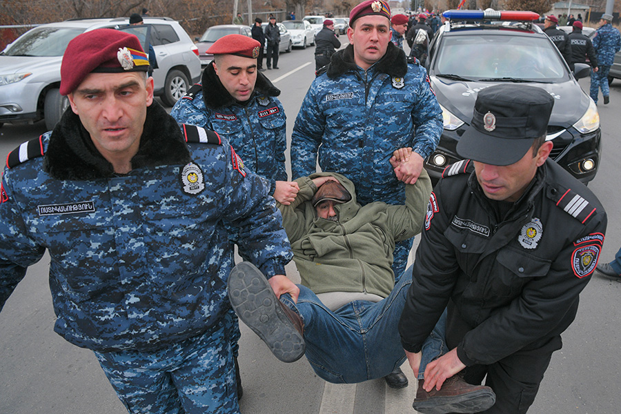 В Армении у российской военной базы задержали 65 протестующих
