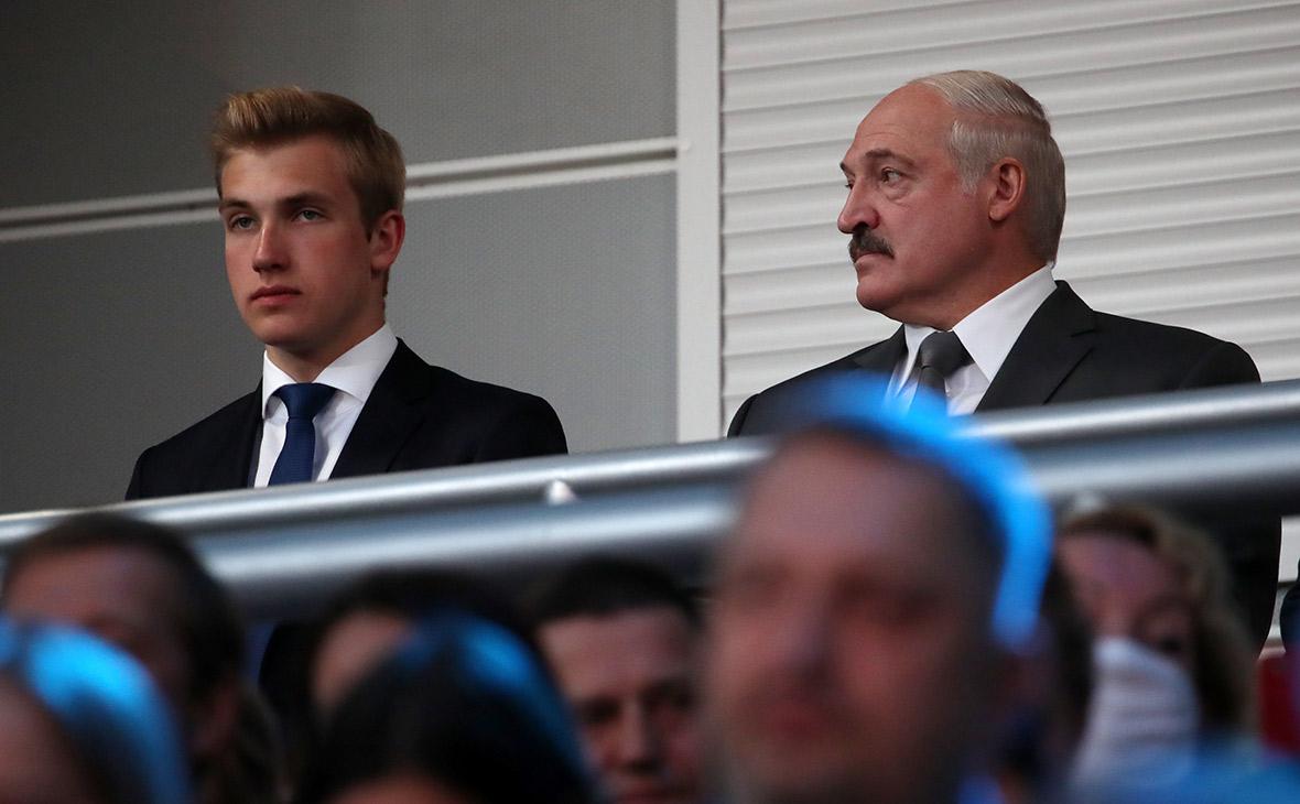 Александр Лукашенко (справа) и его сын Николай