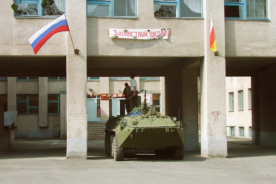 Средняя школа №&nbsp;1 в городе Беслане, в которой террористы захватили заложников. 1 сентября 2004 года