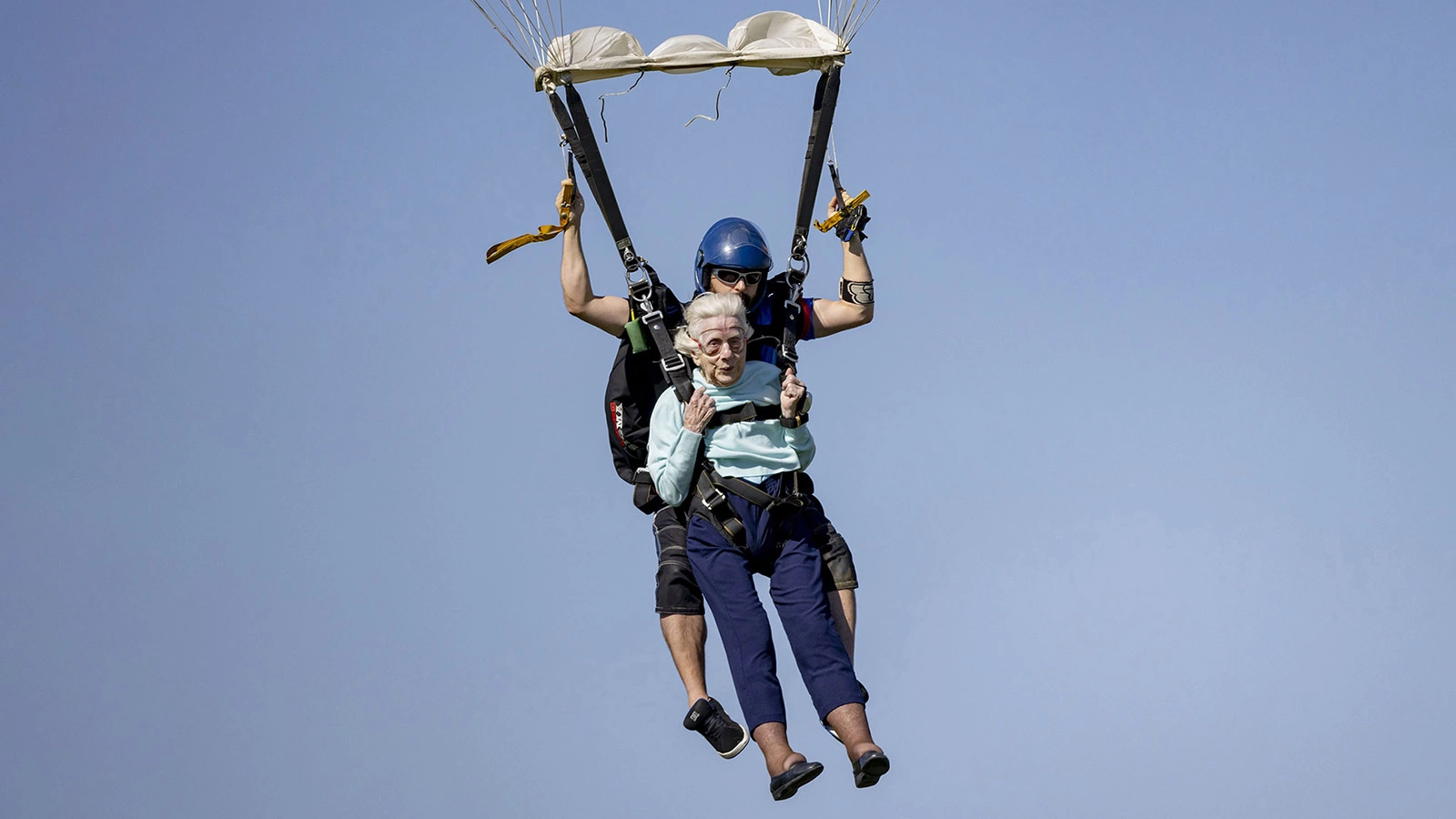 <p>Дороти Хоффнер, прыгнувшая с парашютом в возрасте 104 лет</p>
