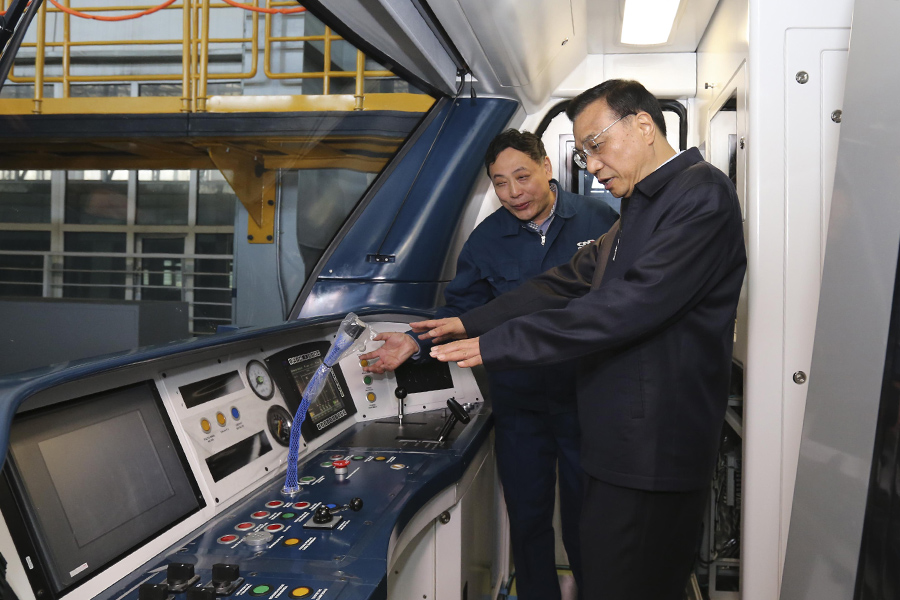 Ли Кэцян с проверкой в компании CNR в провинции Гирин в апреле 2015 года