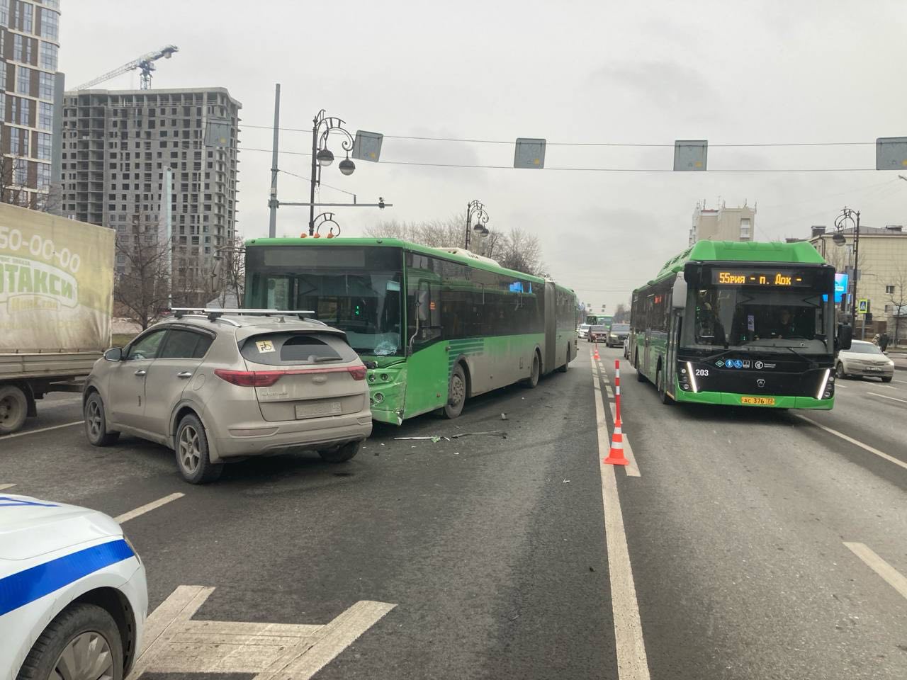 Водитель автомобиля&nbsp;при перестроении не уступил дорогу автобусу