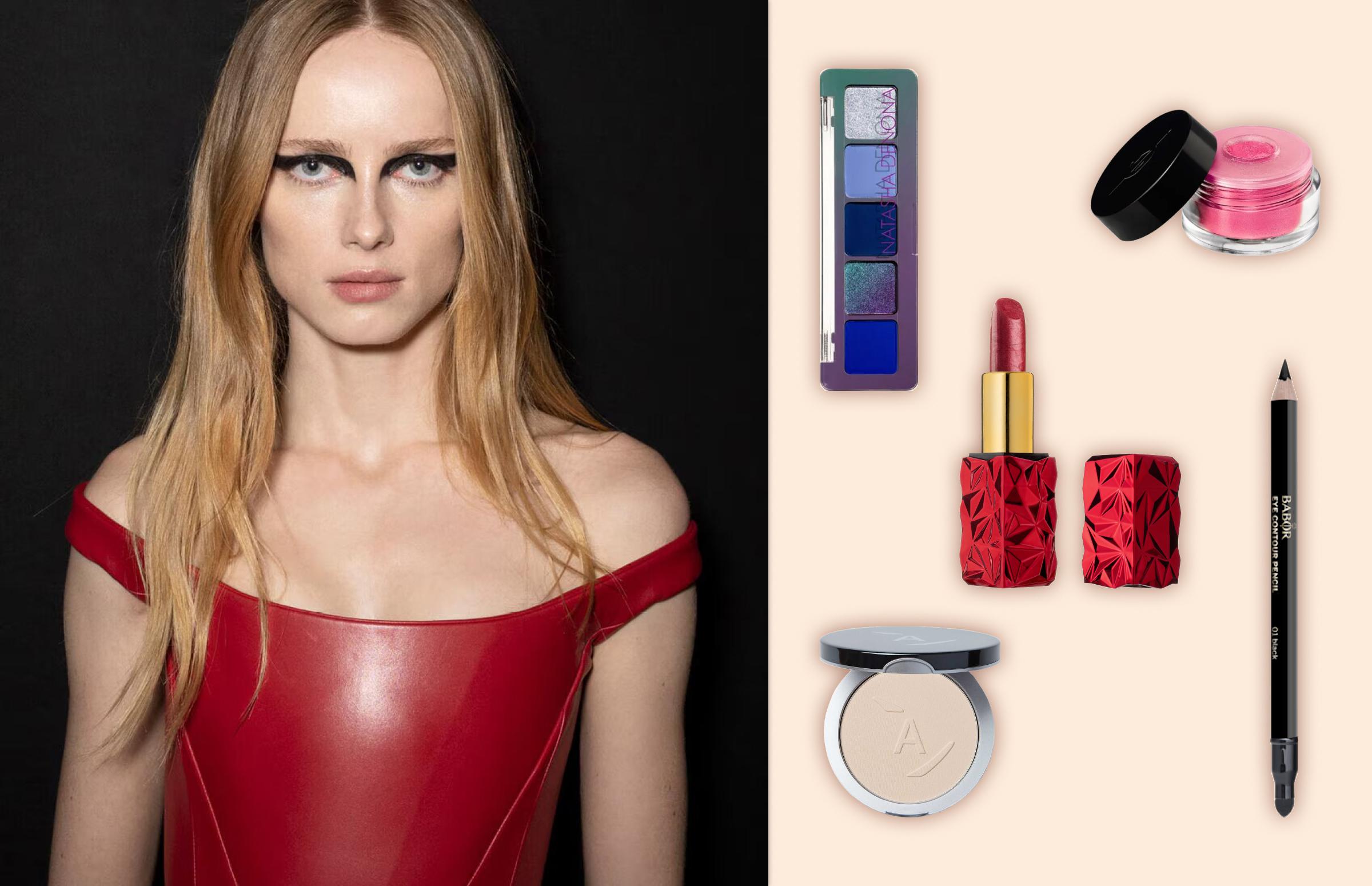 Слева направо: показ Versace, осень-зима 2024-2025; палетка теней Mini triochrome eyeshadow pallete, Natasha Denona, 4185 руб. (&laquo;Иль де Ботэ&raquo;); пудра Your face perfect powder foundation, Annbeauty, 5700 руб. (annbeautystore.ru); помада для губ, оттенок Red, Mishlav, 2100 руб. (&laquo;Л&#39;Этуаль&raquo;); сверкающая пудра для глаз Starlit Powder, оттенок 25 Pink, Make Up Forever, 1840 руб. (&laquo;Иль де Ботэ&raquo;); карандаш для глаз, оттенок 01 &laquo;Черный&raquo;, Babor, 1960 руб. (babor.ru)