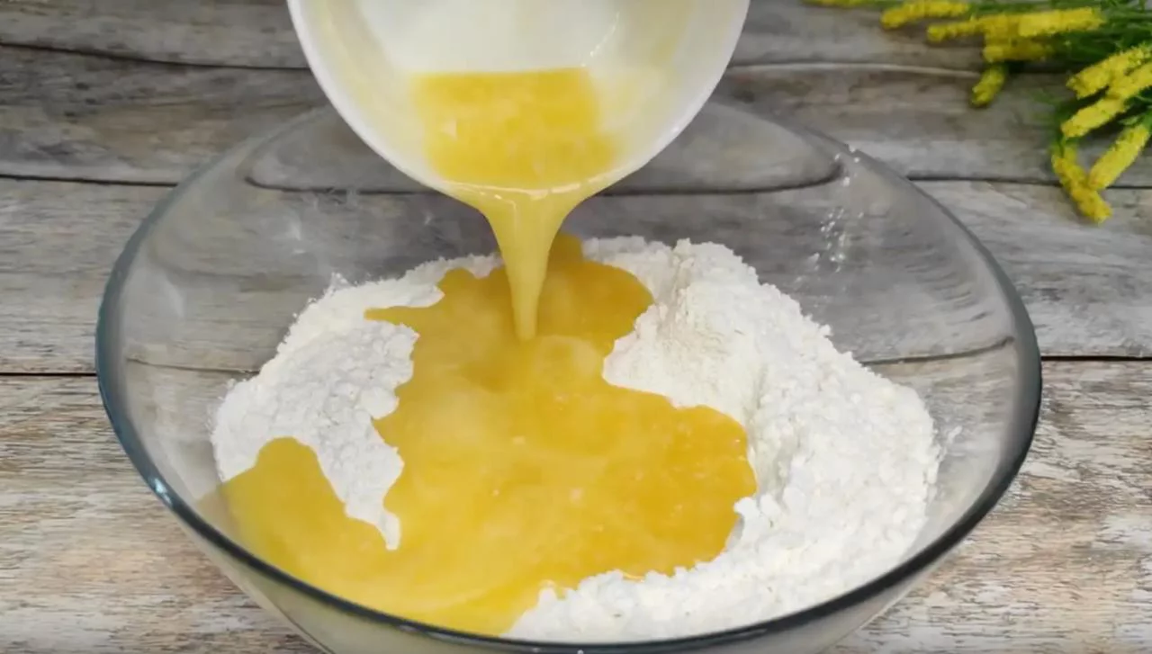 Введите в смесь топленое сливочное масло