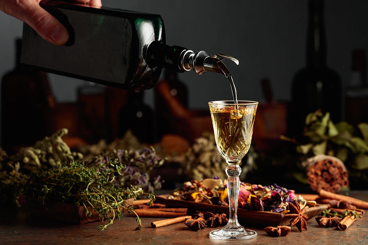 Слово «биттер» происходит от английского bitter, которое переводится как «горький». Наименование отражает суть напитка — это горькая настойка