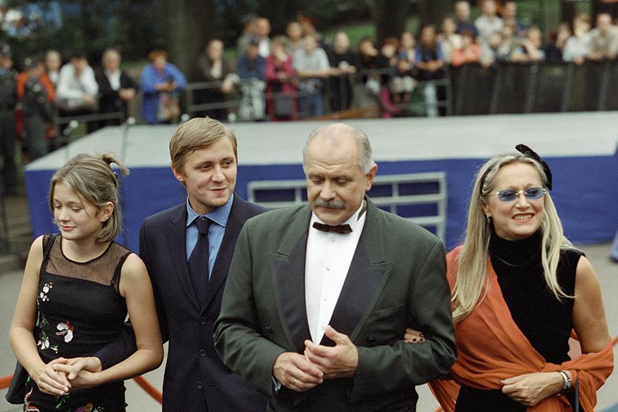 Президент ММКФ режиссер Никита Михалков (в центре) с женой Татьяной (справа) и детьми Надеждой (слева) и Артемом (2 слева) на XXII Московском Международном кинофестивале
