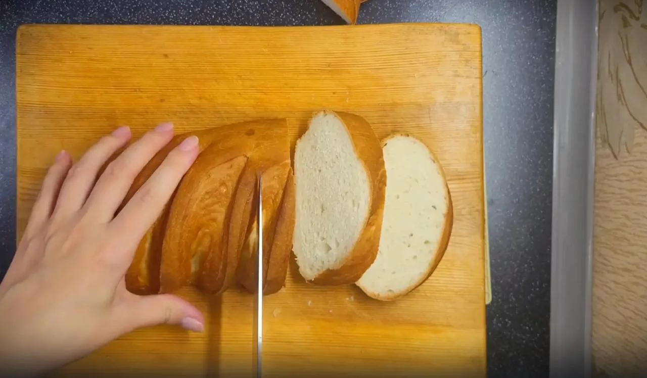 Нарежьте батон ломтиками