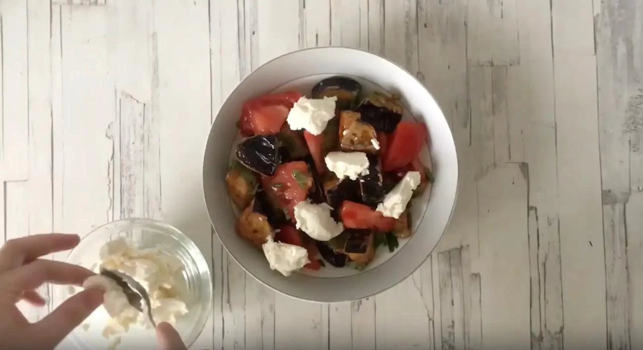 Добавьте в салат сыр