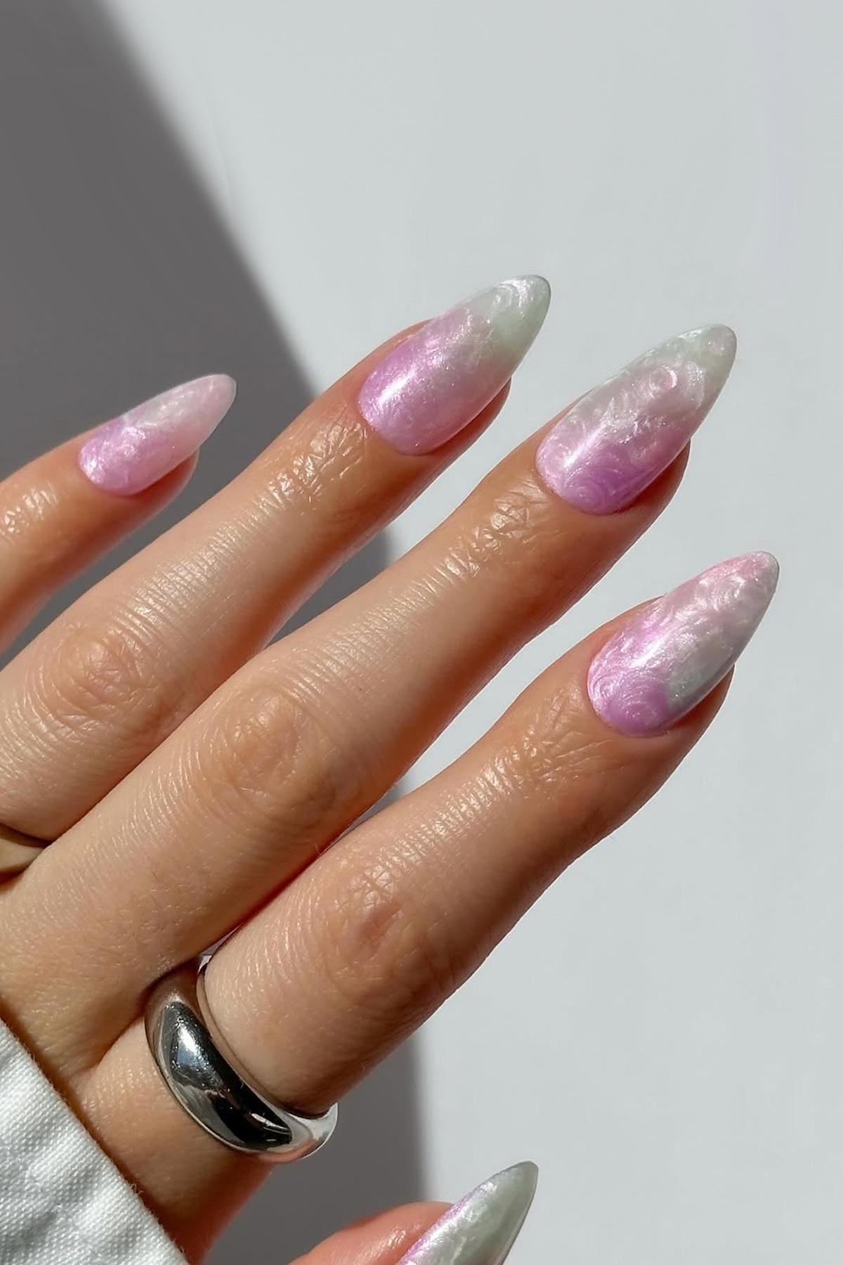 Воссоздайте эффект морозного утра на своих ногтях, используя полупрозрачные лаки с мерцающим шиммером и глиттером