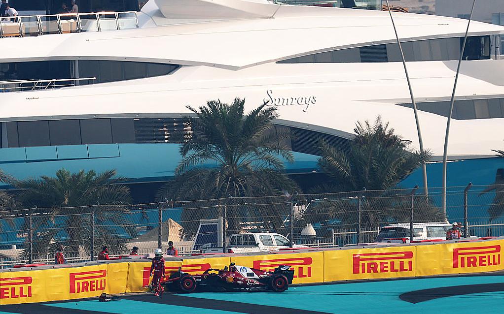 Хэмилтон врезался в отбойник во время тренировки на Гран-при Абу-Даби