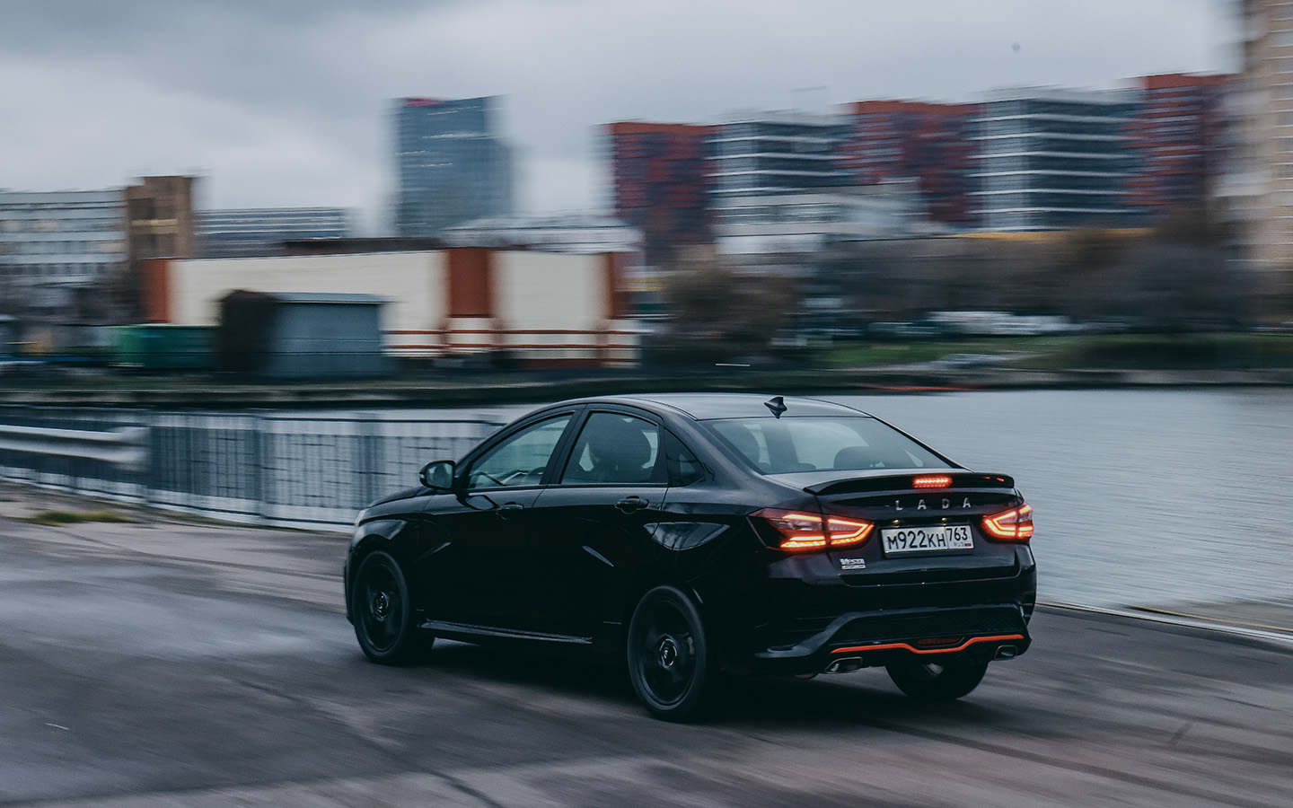 Большие дисковые тормоза делают свое дело. Тормозному пути позавидуют многие