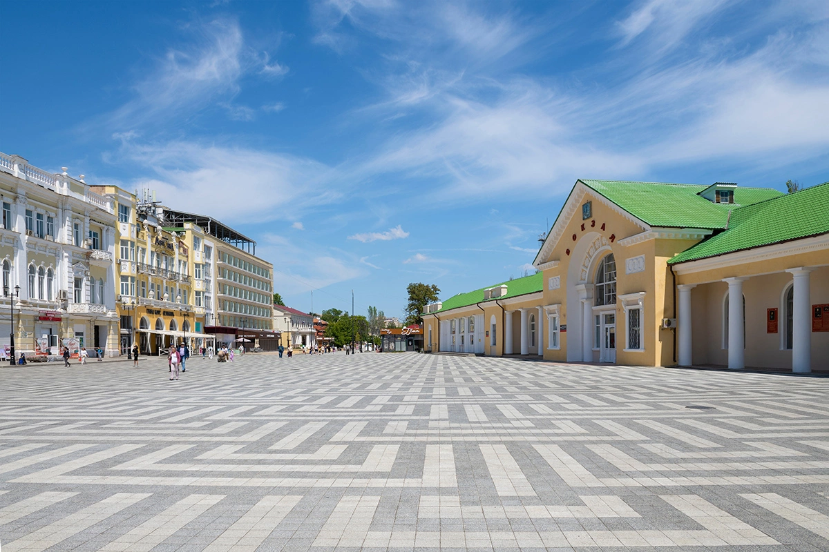 По этой привокзальной площади в Феодосии в фильме шли Костик и встретившая его тетка