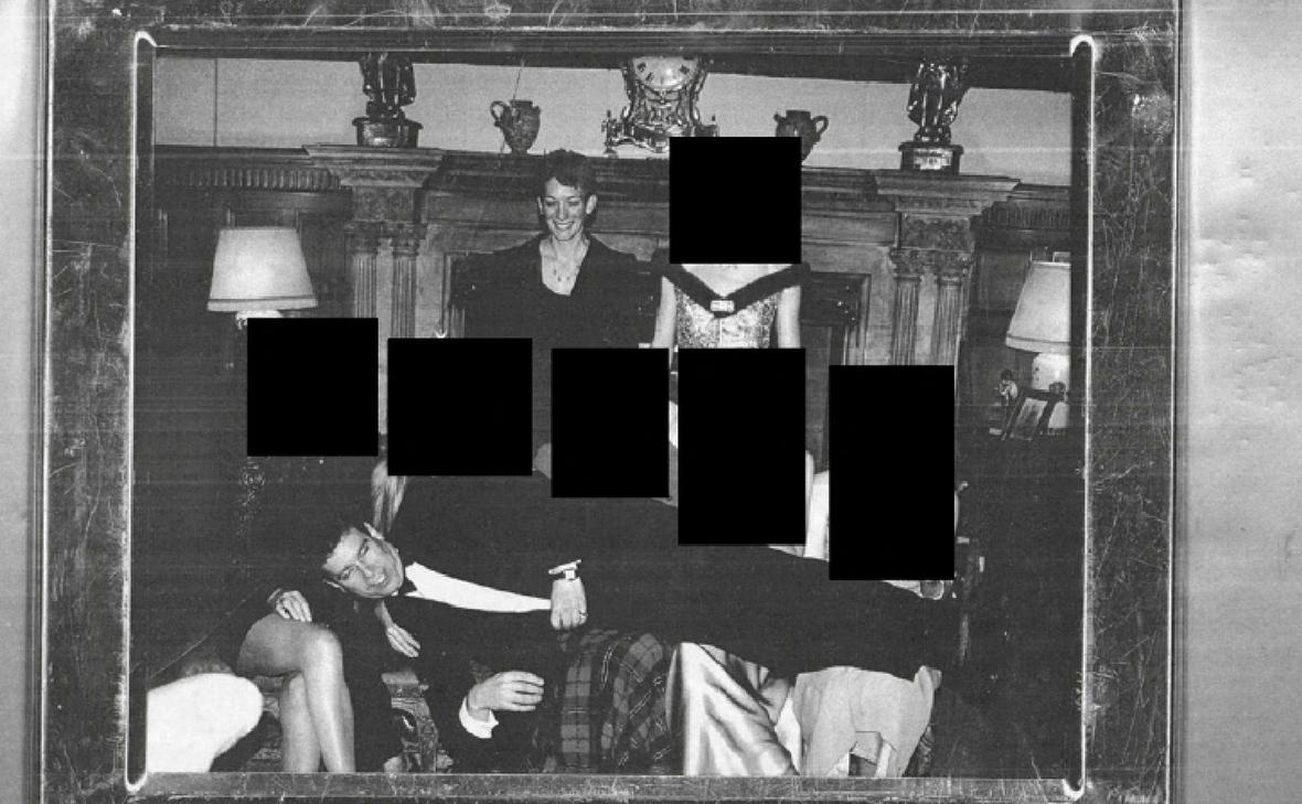 На этом снимке, опубликованном Министерством юстиции США в Вашингтоне 19 декабря 2025 года в рамках новой подборки документов по расследованию дела Джеффри Эпштейна, изображены Гислейн Максвелл и Эндрю Маунтбаттен-Виндзор