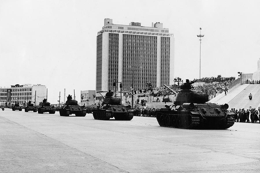 Танки на военном параде во время празднования второй годовщины кубинской революции, площадь Марти, Гавана, 9 января 1961 года