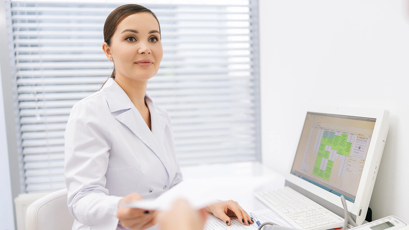 Можно ли получить помощь по ОМС в частной клинике. Юрист дал ответ