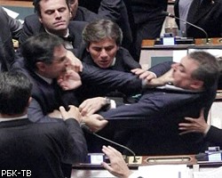 Депутаты сошлись врукопашную в итальянском парламенте 