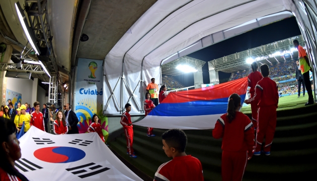 Флаги России и Южной Кореи выпосят на стадион "Арена Пантанал" перед матчем в Группе H Россия - Южная Корея.17 июня, Куяба, Бразилия.