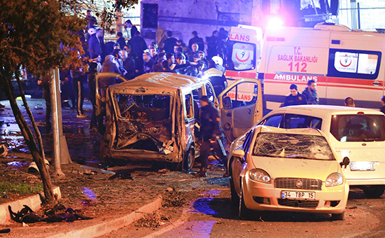 На месте взрыва&nbsp;заминированного автомобиля в&nbsp;центре Стамбула


